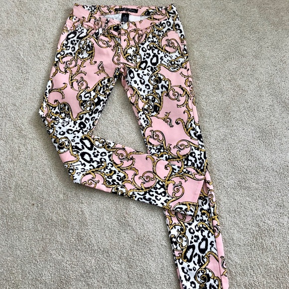 Soooo cute patterned jeans. Size 3 - Picture 2 of 4